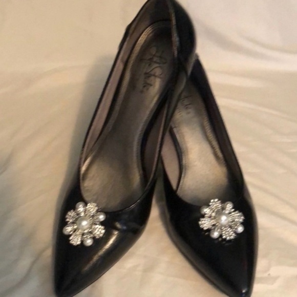 White House Black Market Silver Pearl Floral Shoe Clips Set - Picture 5 of 9